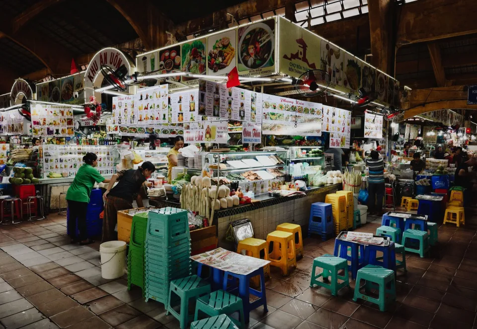 Bàn gần cửa sổ thoáng mát